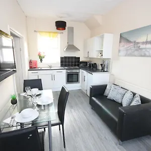 Cosy Casa: Beachfront Promenade Retreat With Free Parking Apartment Blackpool